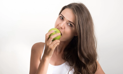 woman-holding-green-apple-for-healthy-skin