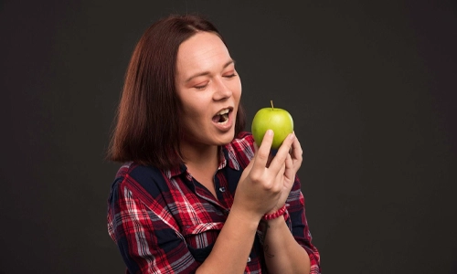 fashion-model-holding-green-apple