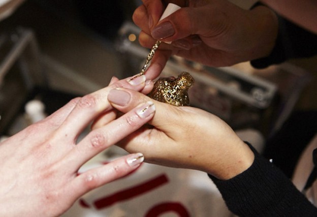 8 Steps to a gold foil manicure