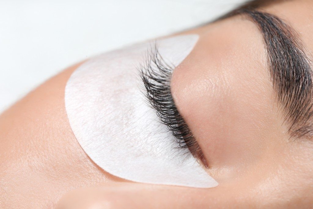 Lash extensions: Are they safe?