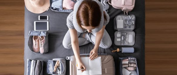 19-08-22 10 Things to Pack While Travelling
