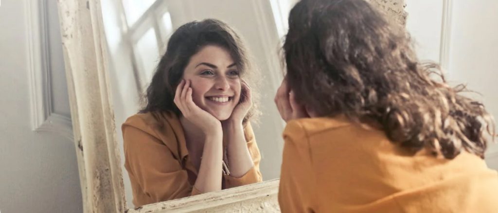 woman saw her face in the mirror