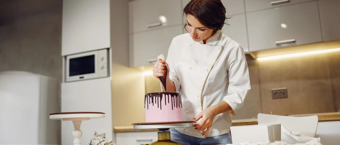 How to Ice Cakes: 5 Easy Decorating Tips for Beginners